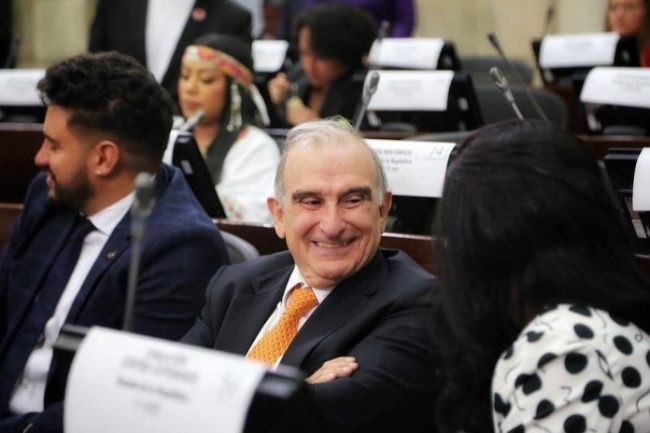 Humberto-de-la-Calle-renuncio-a-primas-especiales-como-congresista-696×464 Humberto-de-la-Calle-renuncio-a-primas-especiales-como-congresista-696x464