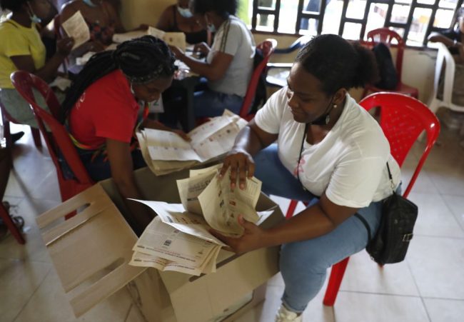 KAWZFCIVBBGWNIAO2SDXVFR5RM Una mujer cuenta votos durante las elecciones legislativas en Quibdó (Chocó), una de las zonas más violentas de Colombia.
ERNESTO GUZMAN JR (EFE)